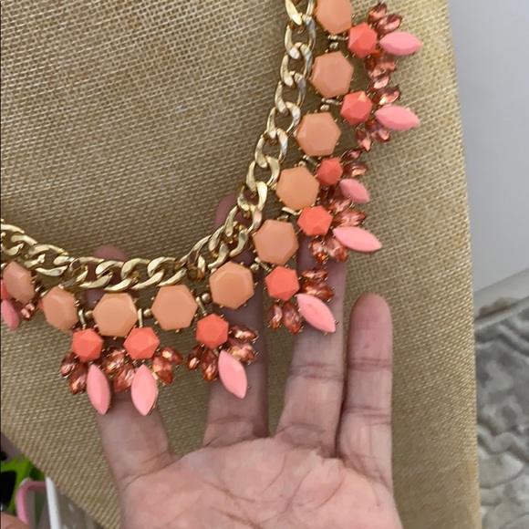 🍑 Peach and pink crystal bib statement necklace - Picture 3 of 4